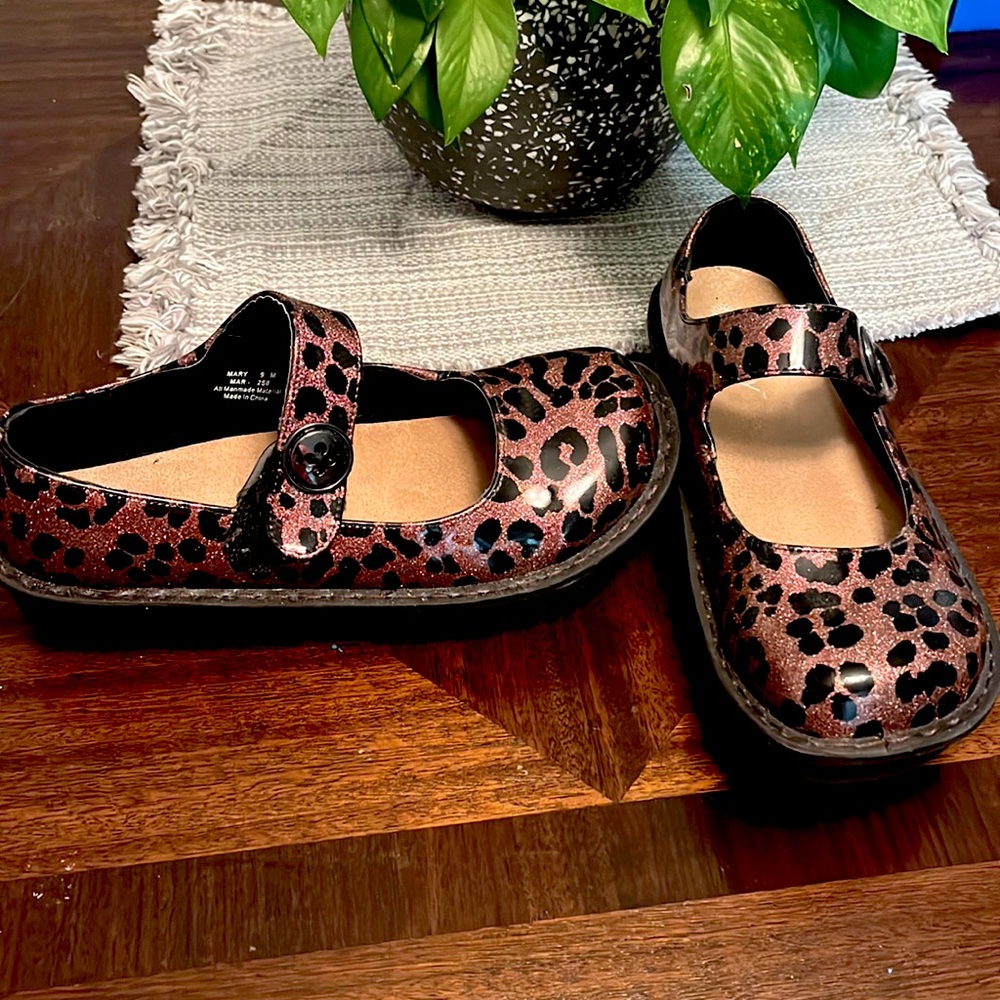 Glittery leopard print nursing shoes size 9. EUC!